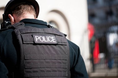 Whitehall, Londra, İngiltere. 16 Temmuz 2016. Londra, İngiltere 'de bir Metropolitan polis memuru tarafından kurşun geçirmez yeleğin arkasına takılan polis amblemi..