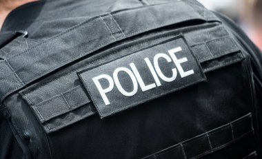 Whitehall, Londra, İngiltere. 16 Temmuz 2016. Londra, İngiltere 'de bir Metropolitan polis memuru tarafından kurşun geçirmez yeleğin arkasına takılan polis amblemi..