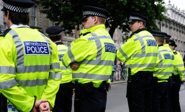 Londra, İngiltere. 9 Haziran 2017. Londra, Whitehall 'daki Başbakanlık binasının girişini gözetleyen Metropolitan polis memurları kuyrukta bekliyorlar..