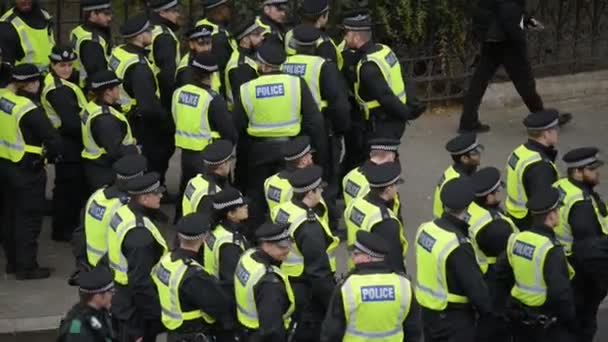 Londres Reino Unido Abril 2017 Policías Metropolitanos Liga Defensa Inglesa — Vídeo de stock