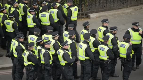 2017年4月1日 伦敦市中心英国防卫联盟 英国第一大集会上的伦敦警察与联合反法西斯主义运动的反示威活动 — 图库视频影像