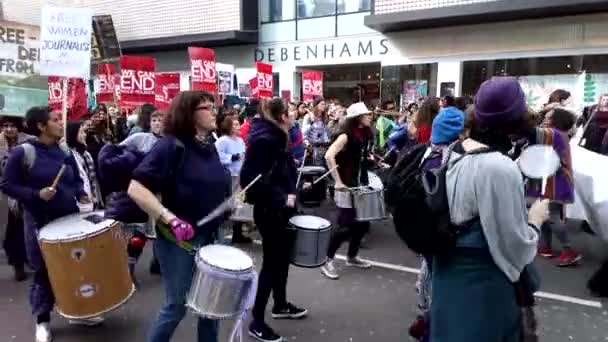 Londres Reino Unido Marzo 2020 Manifestantes Tambores Manifestación Million Women — Vídeo de stock