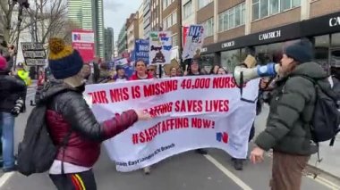 Londra, İngiltere. 11 Mart 2023. Londra 'nın merkezindeki Ulusal Sağlık Hizmetleri Ulusal Eylem Merkezi' nde pankartlı sağlık çalışanları hükümetin Ulusal Sağlık Hizmetleri 'ndeki krizi çözmesini talep ediyor..