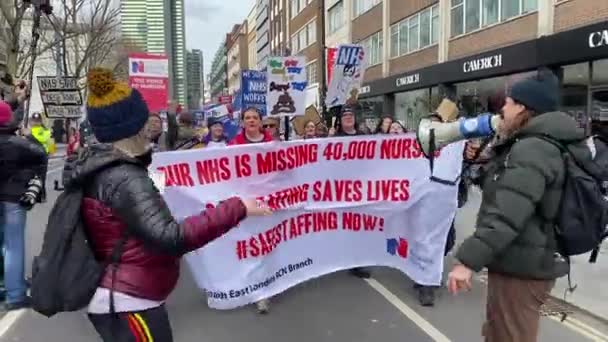 London Großbritannien März 2023 Mitarbeiter Des Gesundheitswesens Mit Plakaten Bei — Stockvideo