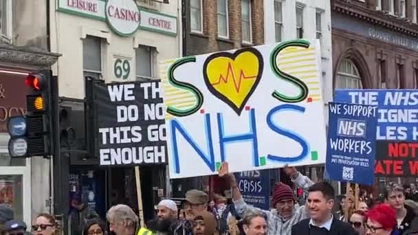 2023年3月11日在伦敦市中心举行的 拯救我们的国民健康 全国示威活动上 有张贴标语的保健工作者要求政府解决全国保健服务机构的危机 — 图库视频影像