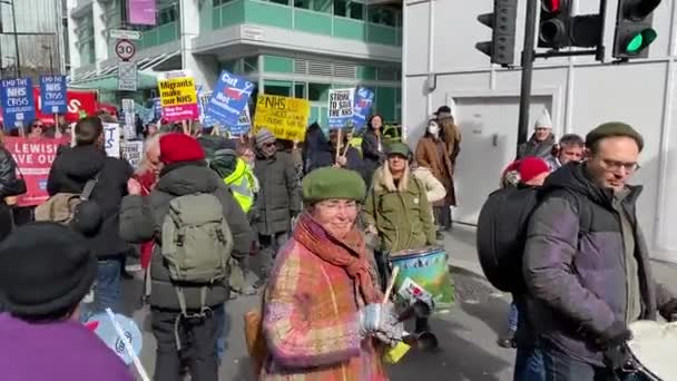 Londres Reino Unido Marzo 2023 Trabajadores Salud Con Pancartas Manifestación — Vídeo de stock