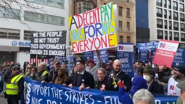 Londres Reino Unido Marzo 2023 Trabajadores Salud Con Pancartas Manifestación — Vídeo de stock