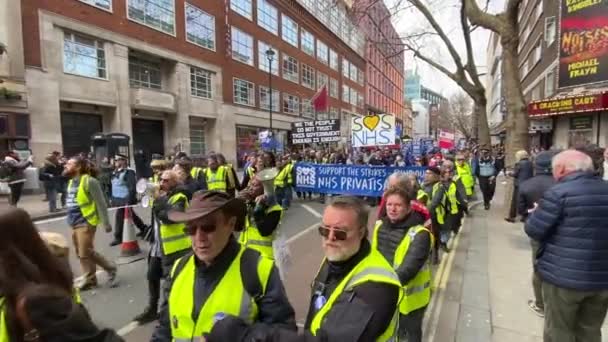 Londres Reino Unido Marzo 2023 Trabajadores Salud Con Pancartas Manifestación — Vídeos de Stock