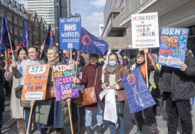 Londra, İngiltere. 11 Mart 2023. Londra 'nın merkezindeki SOS Ulusal Gösterisinde protestocular grevdeki sağlık çalışanlarını destekliyor ve hükümet kesintileri ve kötü yönetimin yol açtığı krizi protesto ediyorlar.