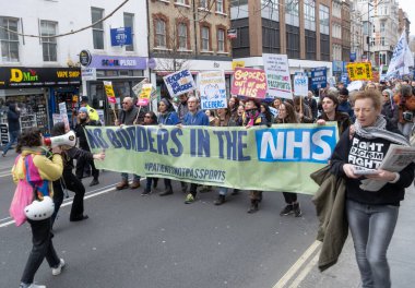Londra, İngiltere. 11 Mart 2023. Londra 'nın merkezindeki SOS Ulusal Gösterisinde protestocular grevdeki sağlık çalışanlarını destekliyor ve hükümet kesintileri ve kötü yönetimin yol açtığı krizi protesto ediyorlar.