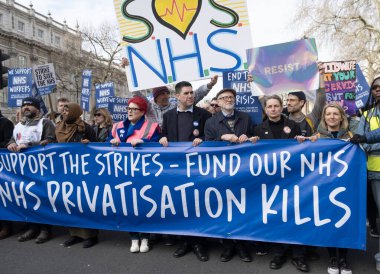 Londra, İngiltere. 11 Mart 2023. Londra 'nın merkezindeki SOS Ulusal Gösterisinde protestocular grevdeki sağlık çalışanlarını destekliyor ve hükümet kesintileri ve kötü yönetimin yol açtığı krizi protesto ediyorlar.