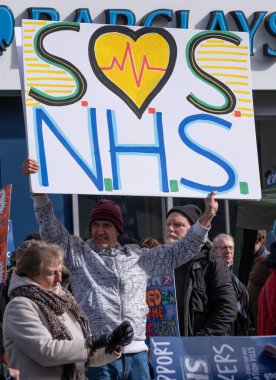Londra, İngiltere. 11 Mart 2023. Londra 'nın merkezindeki SOS Ulusal Gösterisinde protestocular grevdeki sağlık çalışanlarını destekliyor ve hükümet kesintileri ve kötü yönetimin yol açtığı krizi protesto ediyorlar.