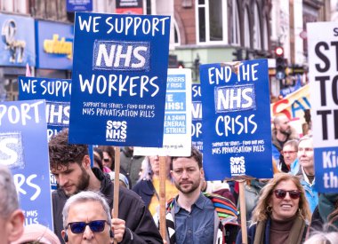 Londra, İngiltere. 11 Mart 2023. Londra 'nın merkezindeki SOS Ulusal Gösterisinde protestocular grevdeki sağlık çalışanlarını destekliyor ve hükümet kesintileri ve kötü yönetimin yol açtığı krizi protesto ediyorlar.