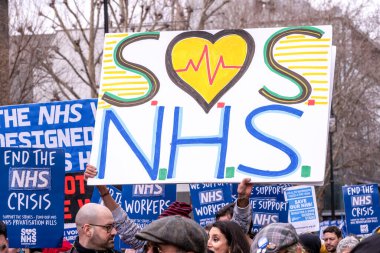Londra, İngiltere. 11 Mart 2023. Londra 'nın merkezindeki SOS Ulusal Gösterisinde protestocular grevdeki sağlık çalışanlarını destekliyor ve hükümet kesintileri ve kötü yönetimin yol açtığı krizi protesto ediyorlar.