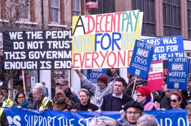 Londra, İngiltere. 11 Mart 2023. Londra 'nın merkezindeki SOS Ulusal Gösterisinde protestocular grevdeki sağlık çalışanlarını destekliyor ve hükümet kesintileri ve kötü yönetimin yol açtığı krizi protesto ediyorlar.