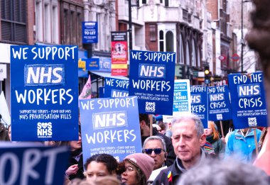 Londra, İngiltere. 11 Mart 2023. Londra 'nın merkezindeki SOS Ulusal Gösterisinde protestocular grevdeki sağlık çalışanlarını destekliyor ve hükümet kesintileri ve kötü yönetimin yol açtığı krizi protesto ediyorlar.