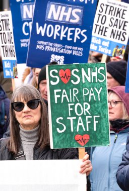 Londra, İngiltere. 11 Mart 2023. Londra 'nın merkezindeki SOS Ulusal Gösterisinde protestocular grevdeki sağlık çalışanlarını destekliyor ve hükümet kesintileri ve kötü yönetimin yol açtığı krizi protesto ediyorlar.