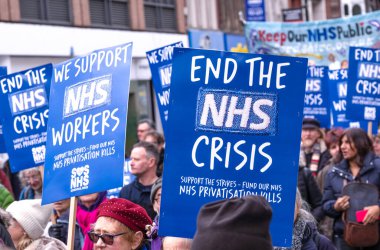 Londra, İngiltere. 11 Mart 2023. Londra 'nın merkezindeki SOS Ulusal Gösterisinde protestocular grevdeki sağlık çalışanlarını destekliyor ve hükümet kesintileri ve kötü yönetimin yol açtığı krizi protesto ediyorlar.
