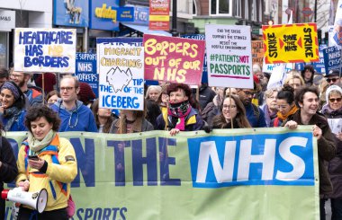 Londra, İngiltere. 11 Mart 2023. Londra 'nın merkezindeki SOS Ulusal Gösterisinde protestocular grevdeki sağlık çalışanlarını destekliyor ve hükümet kesintileri ve kötü yönetimin yol açtığı krizi protesto ediyorlar.