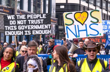 Londra, İngiltere. 11 Mart 2023. Londra 'nın merkezindeki SOS Ulusal Gösterisinde protestocular grevdeki sağlık çalışanlarını destekliyor ve hükümet kesintileri ve kötü yönetimin yol açtığı krizi protesto ediyorlar.