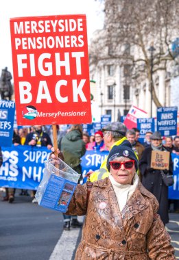 Londra, İngiltere. 11 Mart 2023. Londra 'nın merkezindeki SOS Ulusal Gösterisinde protestocular grevdeki sağlık çalışanlarını destekliyor ve hükümet kesintileri ve kötü yönetimin yol açtığı krizi protesto ediyorlar.