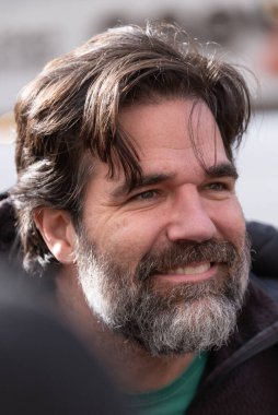 Londra, İngiltere. 11 Mart 2023. Londra 'nın merkezindeki SOS Ulusal Gösterisinde konuşan Amerikalı aktör Rob Delaney, hükümetin NHS krizine son vermesini isteyen grevdeki sağlık çalışanlarını destekliyor.. 