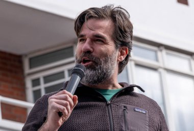 Londra, İngiltere. 11 Mart 2023. Londra 'nın merkezindeki SOS Ulusal Gösterisinde konuşan Amerikalı aktör Rob Delaney, hükümetin NHS krizine son vermesini isteyen grevdeki sağlık çalışanlarını destekliyor.. 