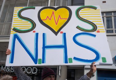 Londra, İngiltere. 11 Mart 2023. Londra 'daki SOS Ulusal Gösterisinde protesto işaretleri, grevdeki sağlık çalışanlarını desteklemek ve hükümet kesintileri ve kötü yönetimin yol açtığı krizi protesto etmek için