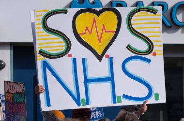 Londra, İngiltere. 11 Mart 2023. Londra 'daki SOS Ulusal Gösterisinde protesto işaretleri, grevdeki sağlık çalışanlarını desteklemek ve hükümet kesintileri ve kötü yönetimin yol açtığı krizi protesto etmek için