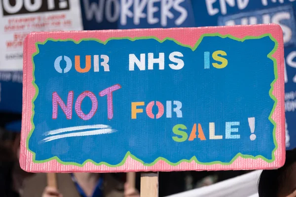 Londra, İngiltere. 11 Mart 2023. Londra 'daki SOS Ulusal Gösterisinde protesto işaretleri, grevdeki sağlık çalışanlarını desteklemek ve hükümet kesintileri ve kötü yönetimin yol açtığı krizi protesto etmek için