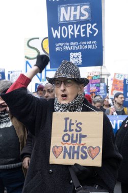 Londra, İngiltere. 11 Mart 2023. Londra 'nın merkezindeki SOS Ulusal Gösterisinde protestocu grevdeki sağlık çalışanlarını destekliyor ve hükümet kesintileri ve kötü yönetimin yol açtığı krizi protesto ediyor..