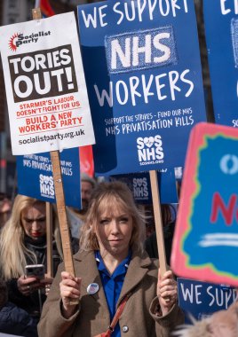 Londra, İngiltere. 11 Mart 2023. Londra 'nın merkezindeki SOS Ulusal Gösterisinde protestocu grevdeki sağlık çalışanlarını destekliyor ve hükümet kesintileri ve kötü yönetimin yol açtığı krizi protesto ediyor..