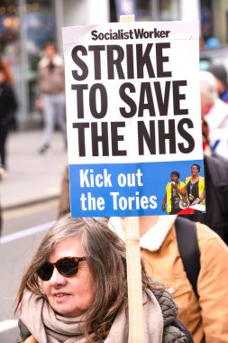 Londra, İngiltere. 11 Mart 2023. Londra 'nın merkezindeki SOS Ulusal Gösterisinde protestocu grevdeki sağlık çalışanlarını destekliyor ve hükümet kesintileri ve kötü yönetimin yol açtığı krizi protesto ediyor..