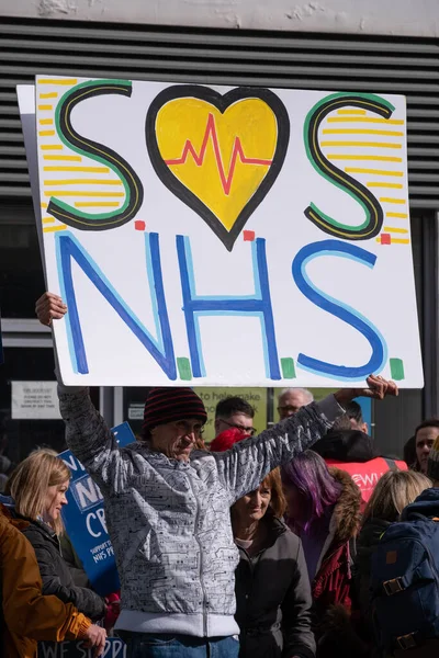 Londra, İngiltere. 11 Mart 2023. Londra 'nın merkezindeki SOS Ulusal Gösterisinde protestocu grevdeki sağlık çalışanlarını destekliyor ve hükümet kesintileri ve kötü yönetimin yol açtığı krizi protesto ediyor..