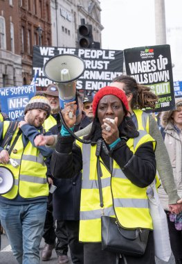 Londra, İngiltere. 11 Mart 2023. Londra 'nın merkezindeki SOS Ulusal Gösterisinde protestocular grevdeki sağlık çalışanlarını destekliyor ve hükümet kesintileri ve kötü yönetimin yol açtığı krizi protesto ediyorlar..