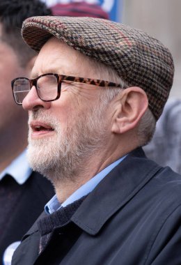 Londra, İngiltere. 11 Mart 2023. İngiliz milletvekili Jeremy Corbyn, grevdeki sağlık çalışanlarını desteklemek ve hükümet kesintileri ve kötü yönetimin yol açtığı krizi protesto etmek amacıyla Londra 'daki SOS Ulusal Gösterisine katıldı..