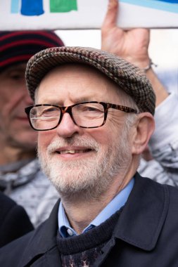 Londra, İngiltere. 11 Mart 2023. İngiliz milletvekili Jeremy Corbyn, grevdeki sağlık çalışanlarını desteklemek ve hükümet kesintilerinin yol açtığı krizi protesto etmek amacıyla Londra 'daki SOS Ulusal Gösterisine katıldı..