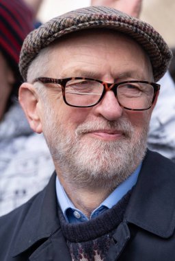 Londra, İngiltere. 11 Mart 2023. İngiliz milletvekili Jeremy Corbyn, grevdeki sağlık çalışanlarını desteklemek ve hükümet kesintileri ve kötü yönetimin yol açtığı krizi protesto etmek amacıyla Londra 'daki SOS Ulusal Gösterisine katıldı..
