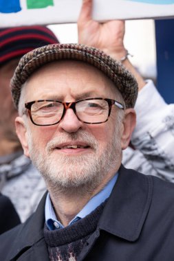 Londra, İngiltere. 11 Mart 2023. İngiliz milletvekili Jeremy Corbyn, grevdeki sağlık çalışanlarını desteklemek ve hükümet kesintileri ve kötü yönetimin yol açtığı krizi protesto etmek amacıyla Londra 'daki SOS Ulusal Gösterisine katıldı..