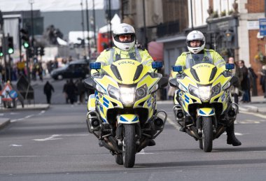 Londra, İngiltere. 11 Mart 2023. İki Metropolitan Polisi devriye geziyor, Londra 'nın merkezinde Whitehall' a doğru gidiyorlar..