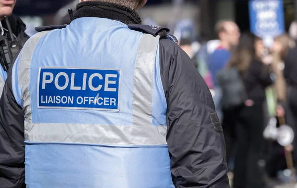 Λονδίνο Ηνωμένο Βασίλειο Μαρτίου 2023 Βρετανός Αστυνομικός Σύνδεσμος Παρακολουθεί Διαδηλωτές — Φωτογραφία Αρχείου