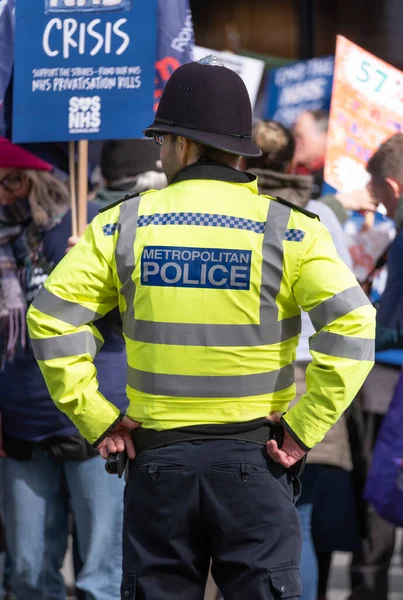 London 11Th March 2023 British Metropolitan Police Officer Monitoring Protesters — Stock Photo, Image
