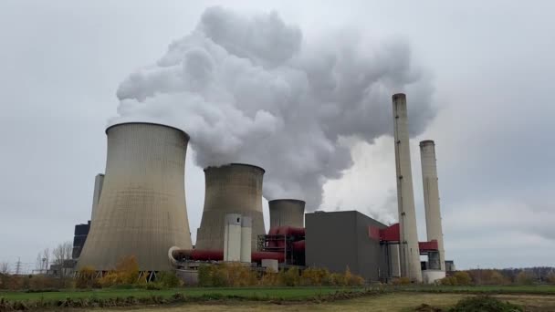ドイツのエスクワイラー 2023年1月2日 EschweilerのRwe発電所は 冷却塔を通って大気中に排出される水蒸気を蒸発させるドリフトを持つ — ストック動画