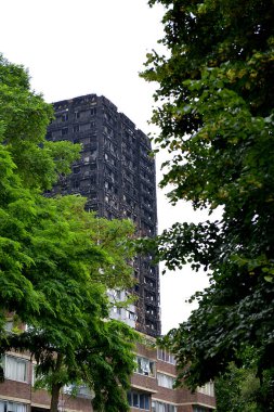 Londra, İngiltere. 28 Haziran 2017. BÜYÜK - Grenfell Kulesi Yangını - Yanan kalıntılar ve yıkıcı yangın, kule bloğunu yarıp geçen yüzlerce evsiz ve çok sayıda ölü bıraktı.