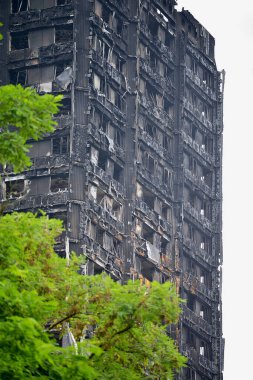 Londra, İngiltere. 28 Haziran 2017. BÜYÜK - Grenfell Kulesi Yangını - Yanan kalıntılar ve yıkıcı yangın, kule bloğunu yarıp geçen yüzlerce evsiz ve çok sayıda ölü bıraktı.