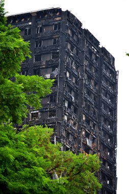 Londra, İngiltere. 28 Haziran 2017. BÜYÜK - Grenfell Kulesi Yangını - Yanan kalıntılar ve yıkıcı yangın, kule bloğunu yarıp geçen yüzlerce evsiz ve çok sayıda ölü bıraktı.