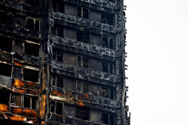 Londra, İngiltere. 28 Haziran 2017. BÜYÜK - Grenfell Kulesi Yangını - Yanan kalıntılar ve yıkıcı yangın, kule bloğunu yarıp geçen yüzlerce evsiz ve çok sayıda ölü bıraktı.