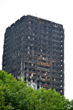 Londra, İngiltere. 28 Haziran 2017. BÜYÜK - Grenfell Kulesi Yangını - Yanan kalıntılar ve yıkıcı yangın, kule bloğunu yarıp geçen yüzlerce evsiz ve çok sayıda ölü bıraktı.