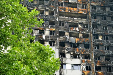 Londra, İngiltere. 28 Haziran 2017. BÜYÜK - Grenfell Kulesi Yangını - Yanan kalıntılar ve yıkıcı yangın, kule bloğunu yarıp geçen yüzlerce evsiz ve çok sayıda ölü bıraktı.