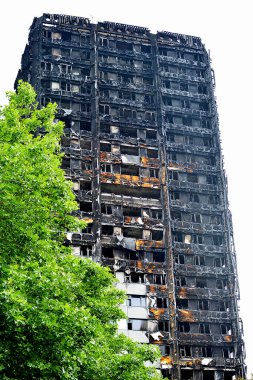 Londra, İngiltere. 28 Haziran 2017. BÜYÜK - Grenfell Kulesi Yangını - Yanan kalıntılar ve yıkıcı yangın, kule bloğunu yarıp geçen yüzlerce evsiz ve çok sayıda ölü bıraktı.